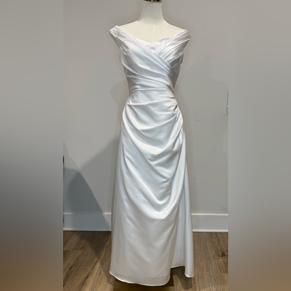 David’s Bridal Wedding Dress - Size 8 - Off Shoulder Satin Gown Elegant